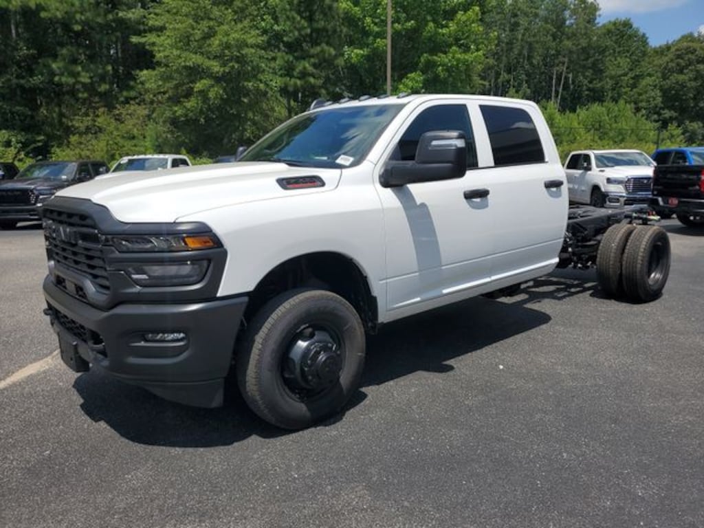 New 2025 Ram 3500 Chassis Cab 3500 TRADESMAN CREW CAB CHASSIS 4X4 60' CA Pickup