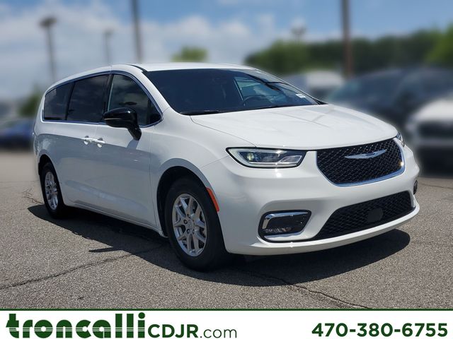 2025 Chrysler Pacifica Select's photo