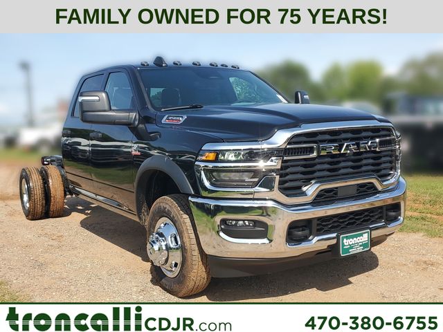 Diamond Black Crystal Pearlcoat 2026 RAM 3500 Chassis Pickup Truck Four-Wheel Drive 8-Speed Automatic