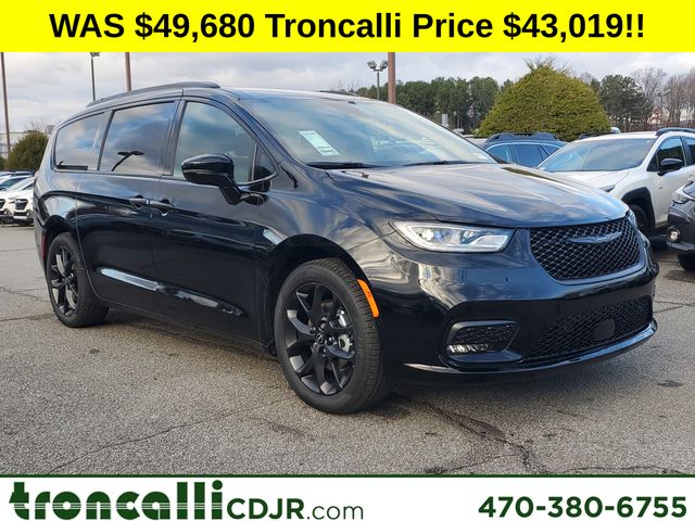 2026 Chrysler Pacifica Select's photo