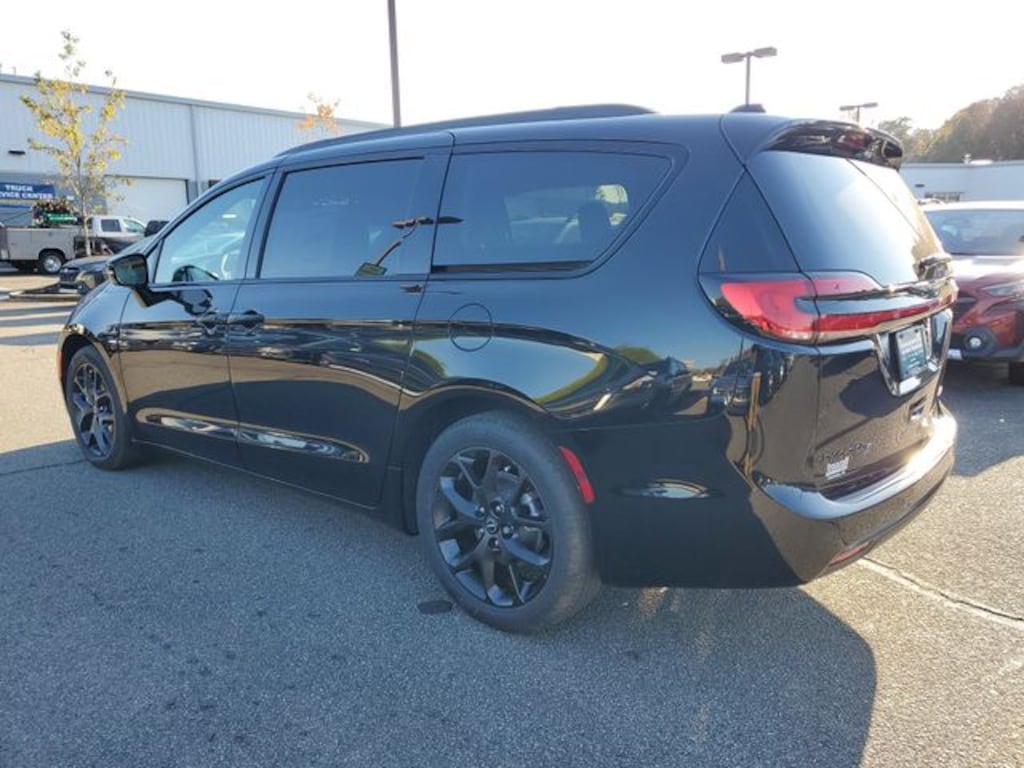 New 2026 Chrysler Pacifica LIMITED Passenger Van
