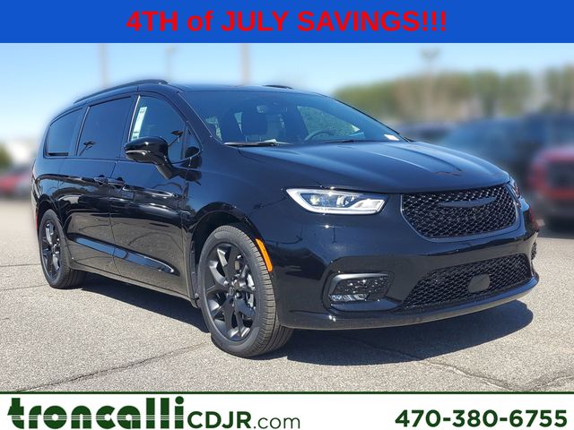 2026 Chrysler Pacifica Select's photo