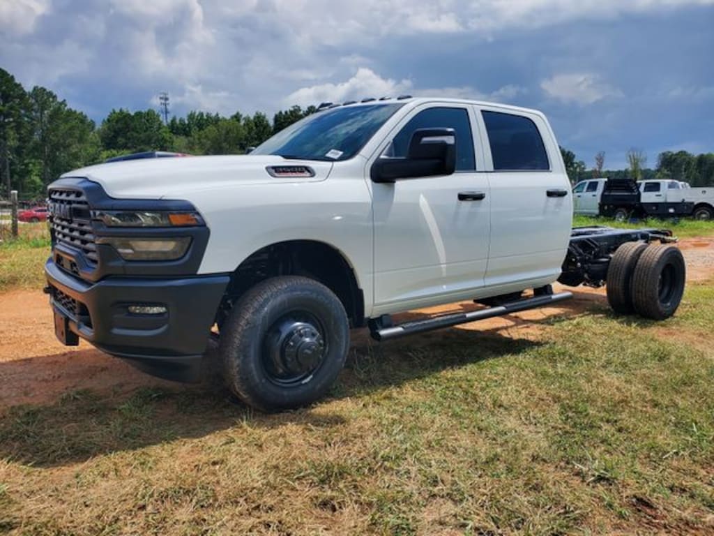 New 2025 Ram 3500 Chassis Cab 3500 TRADESMAN CREW CAB CHASSIS 4X4 60' CA Pickup