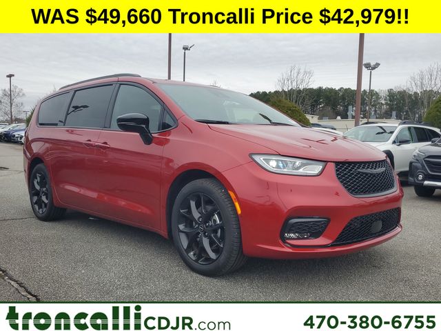 2026 Chrysler Pacifica Select's photo