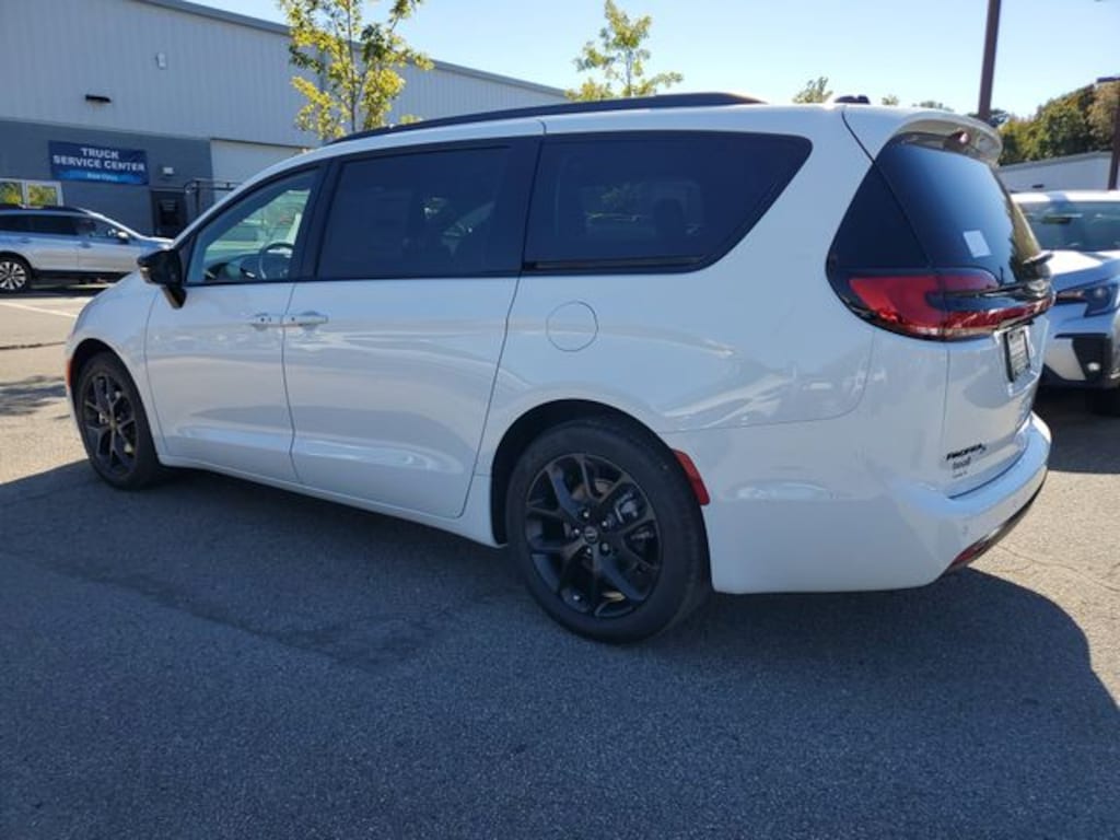 New 2026 Chrysler Pacifica LIMITED Passenger Van