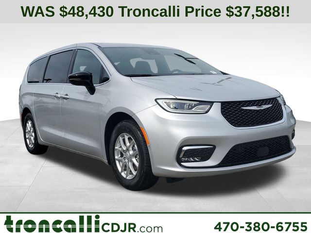 2026 Chrysler Pacifica Select's photo