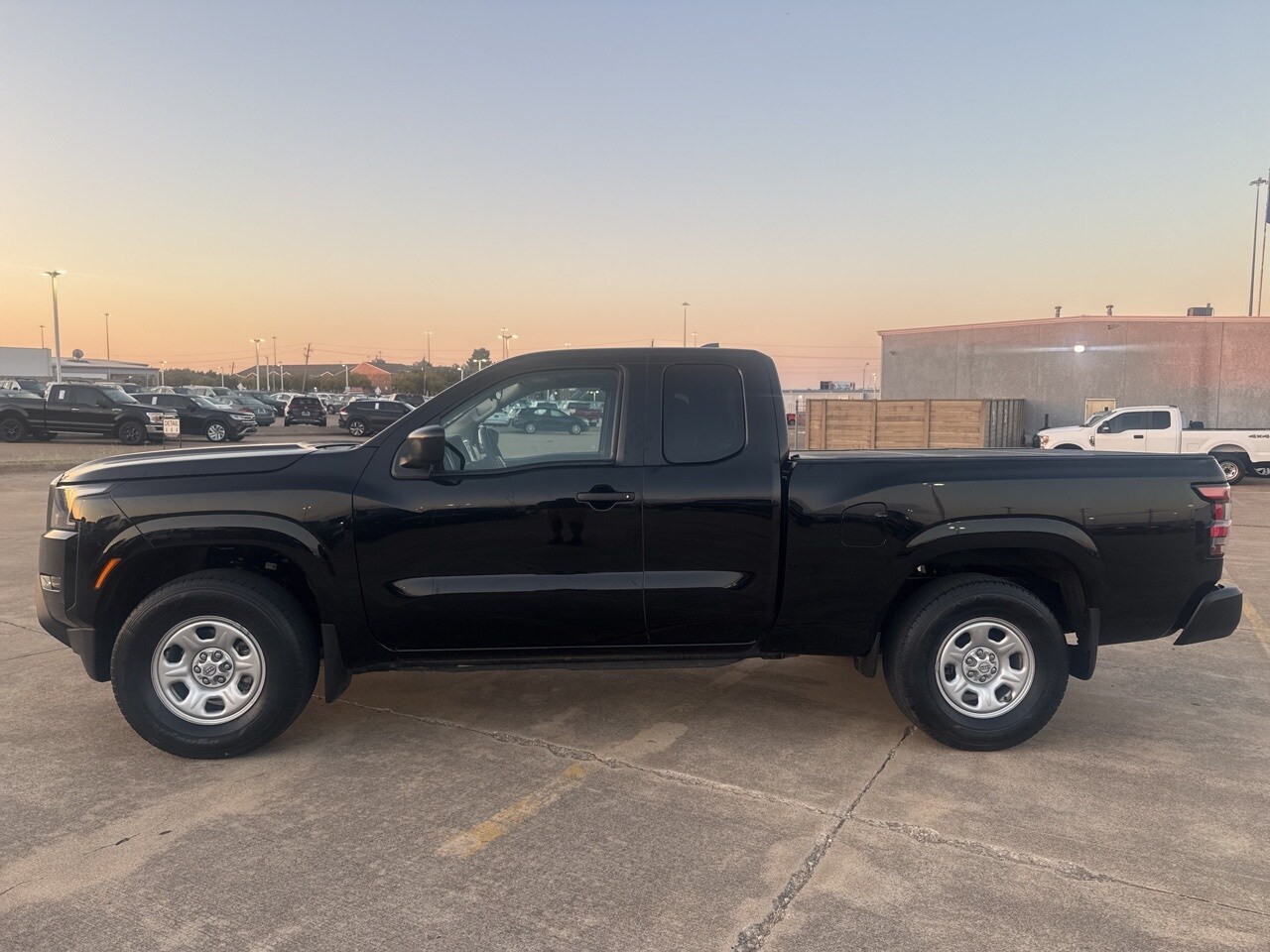 2022 Nissan Frontier S photo 2
