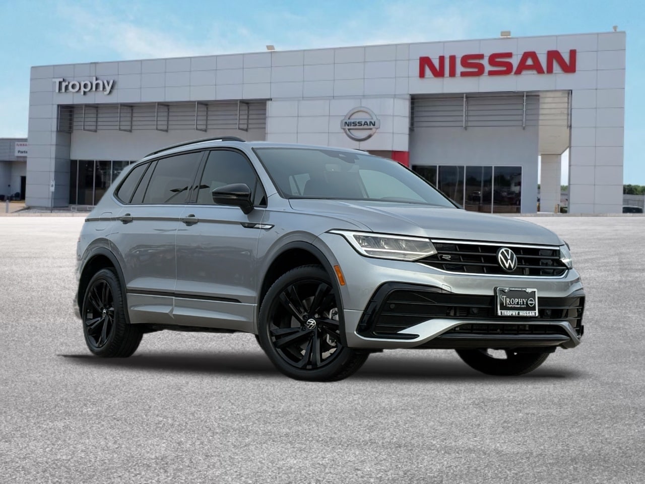 2024 Volkswagen Tiguan SE R-LINE BLACK's photo