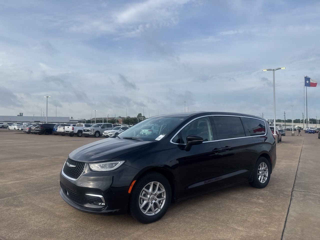 2023 Chrysler Pacifica Touring L's photo