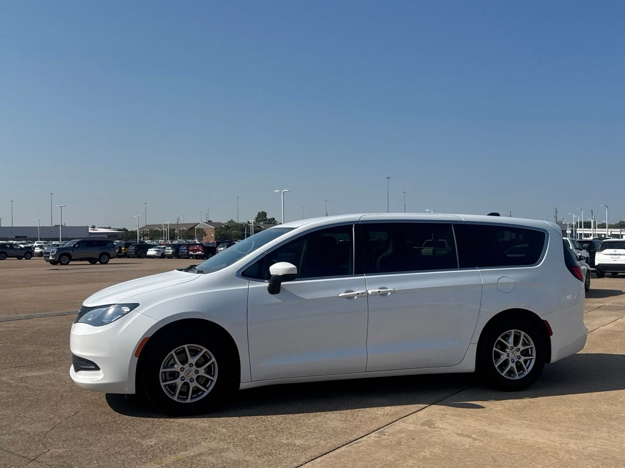 2023 Chrysler Voyager LX - Photo 12