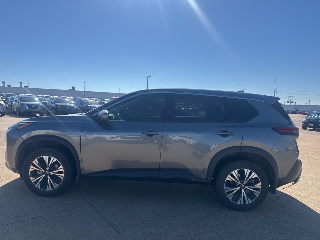 2021 Nissan Rogue SV photo 4