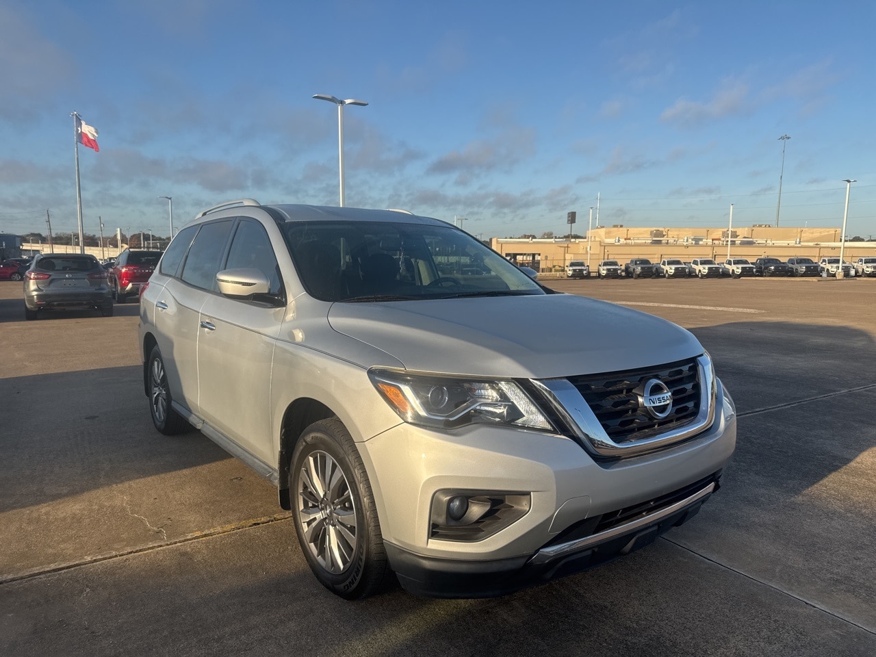2020 Nissan Pathfinder SV's photo