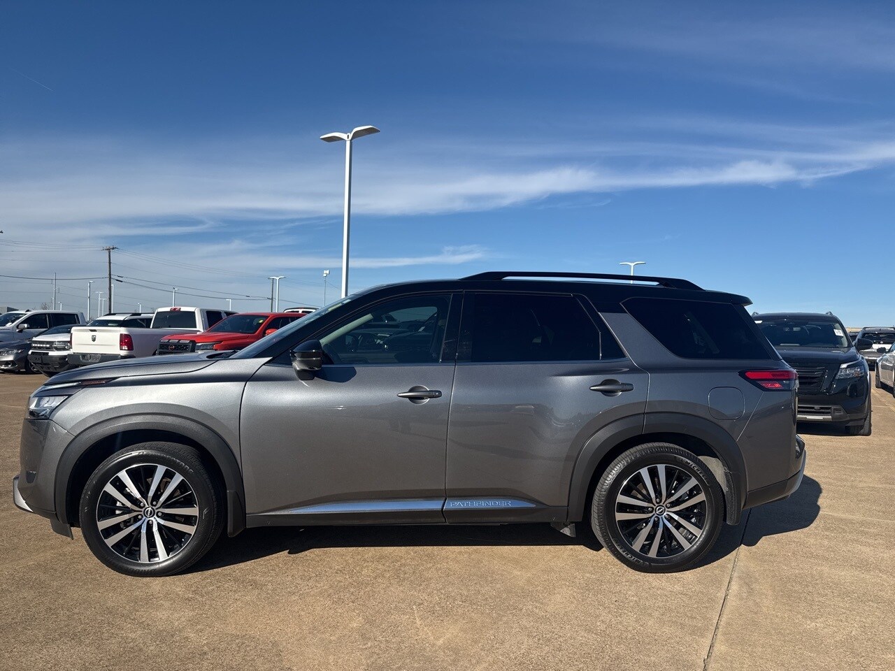 2024 Nissan Pathfinder Platinum photo 4