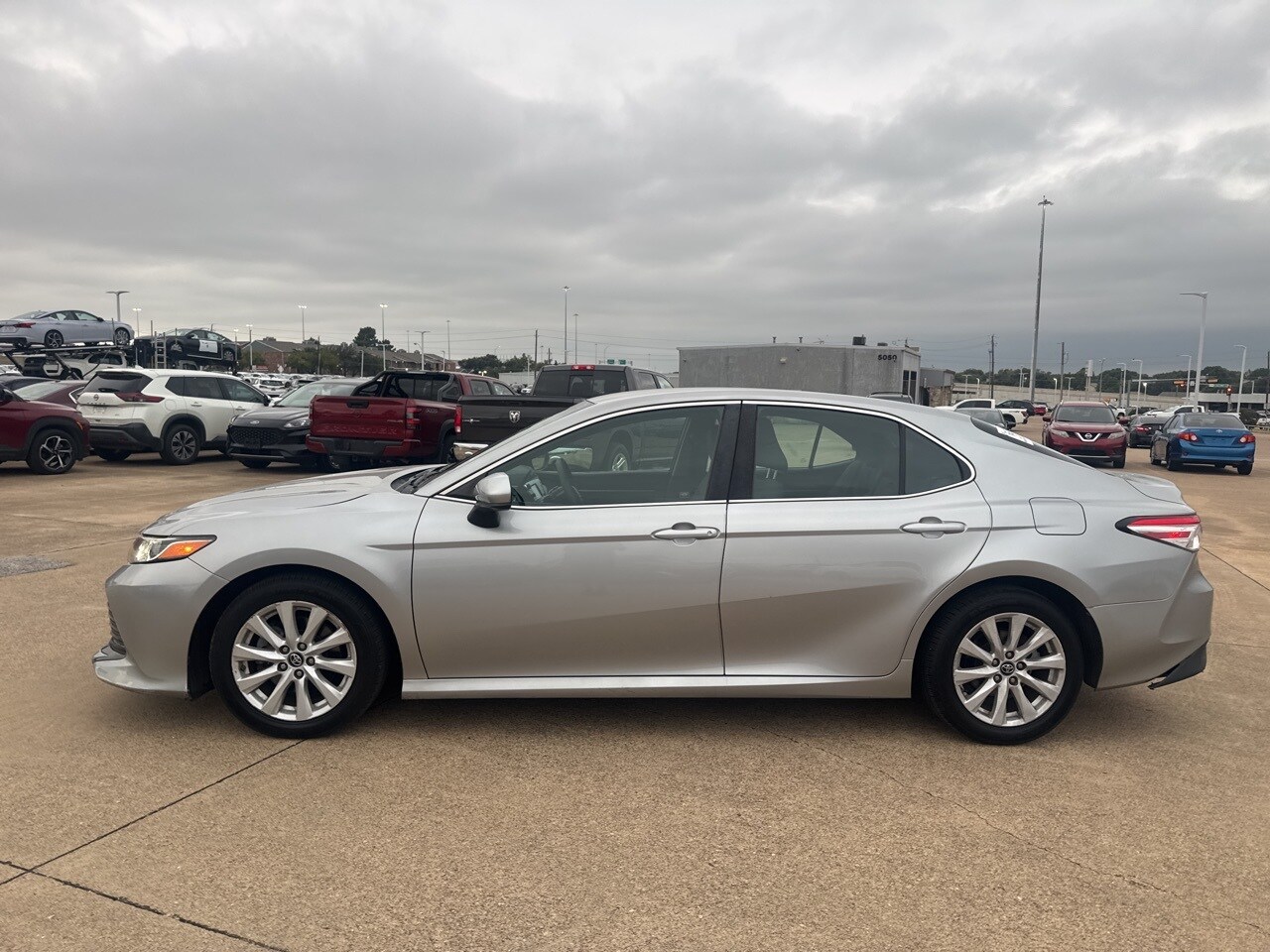 2018 Toyota Camry SE XLE photo 4
