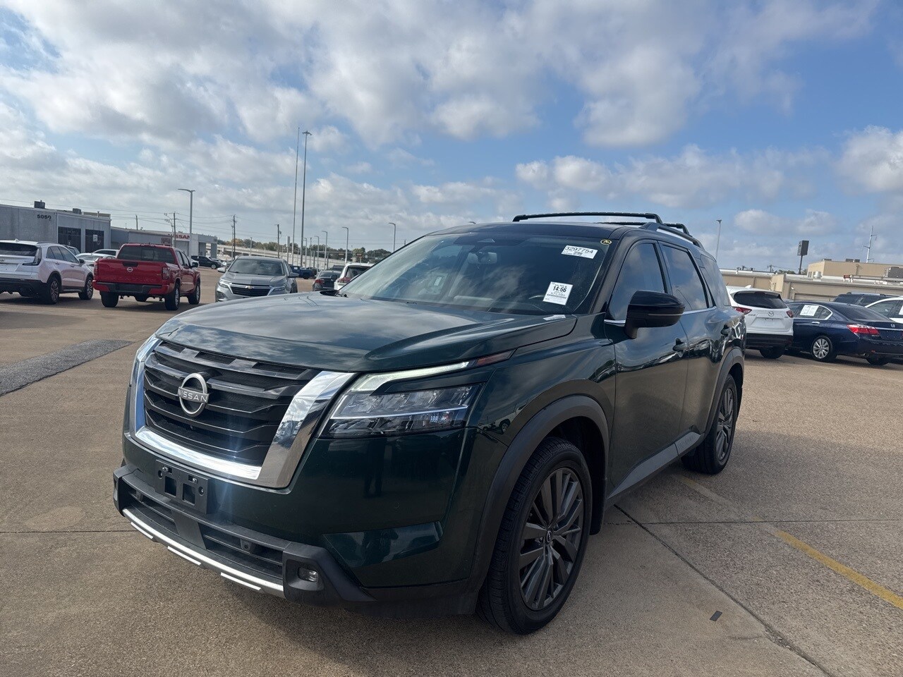 2022 Nissan Pathfinder SL photo 3