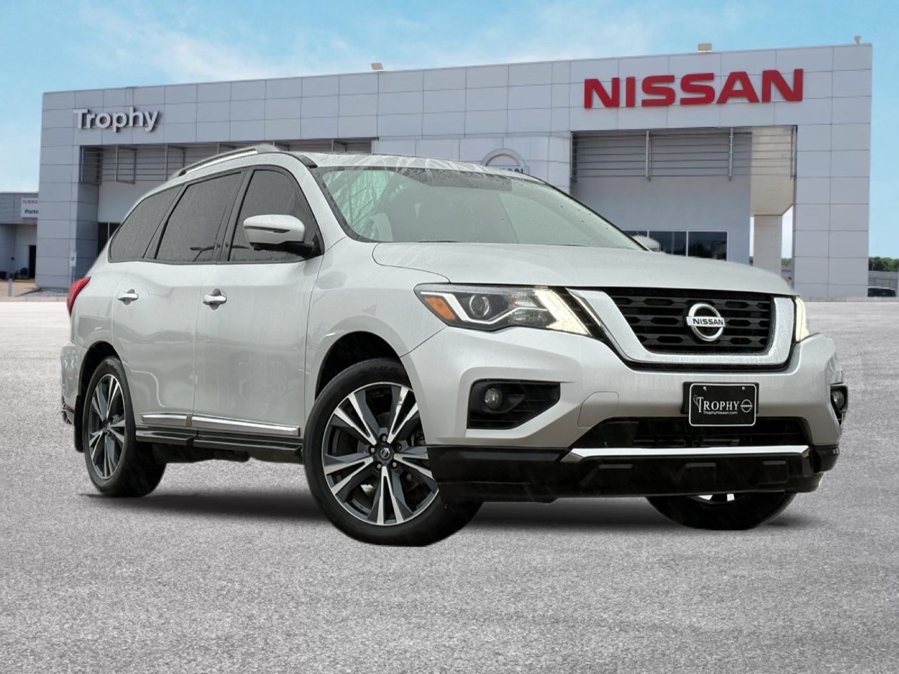 2019 Nissan Pathfinder Platinum's photo