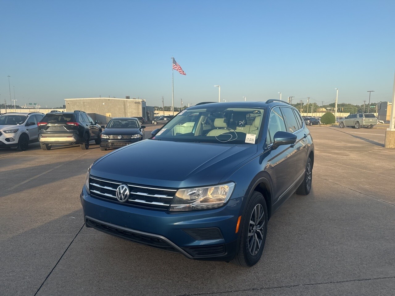2020 Volkswagen Tiguan SEL photo 3