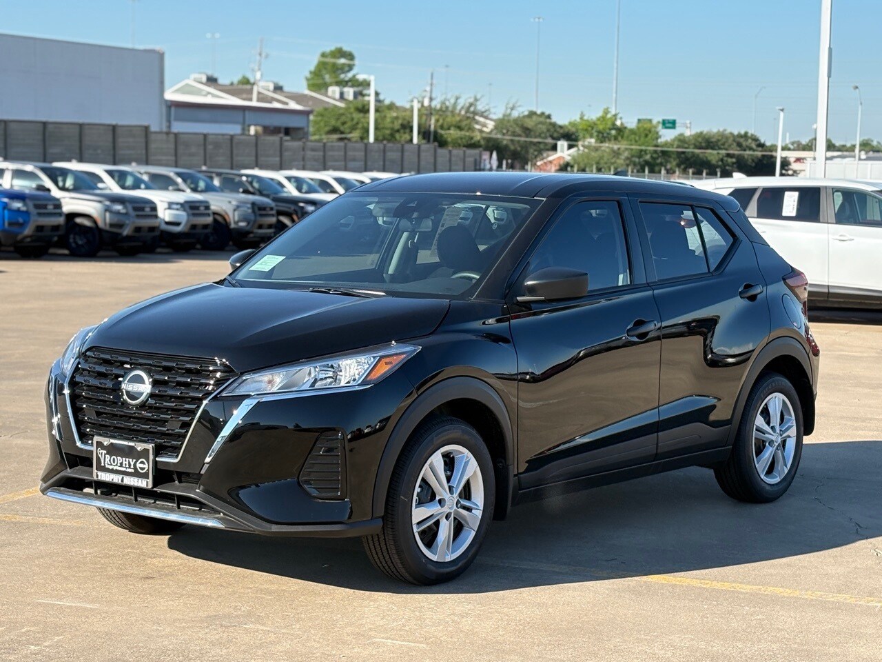 2025 Nissan Kicks S photo 3