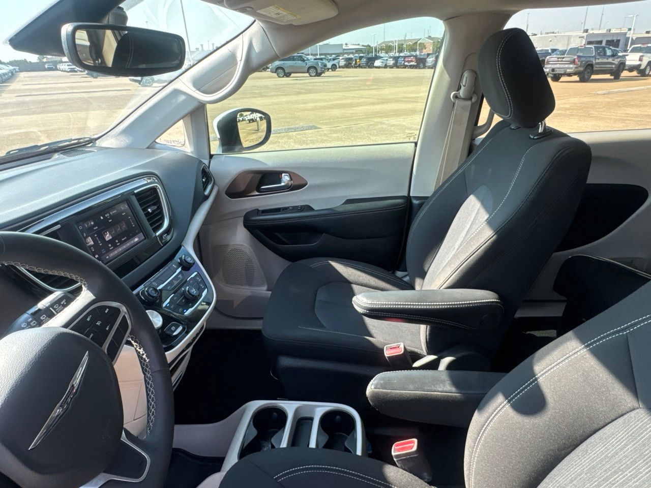 2023 Chrysler Voyager LX - Photo 39