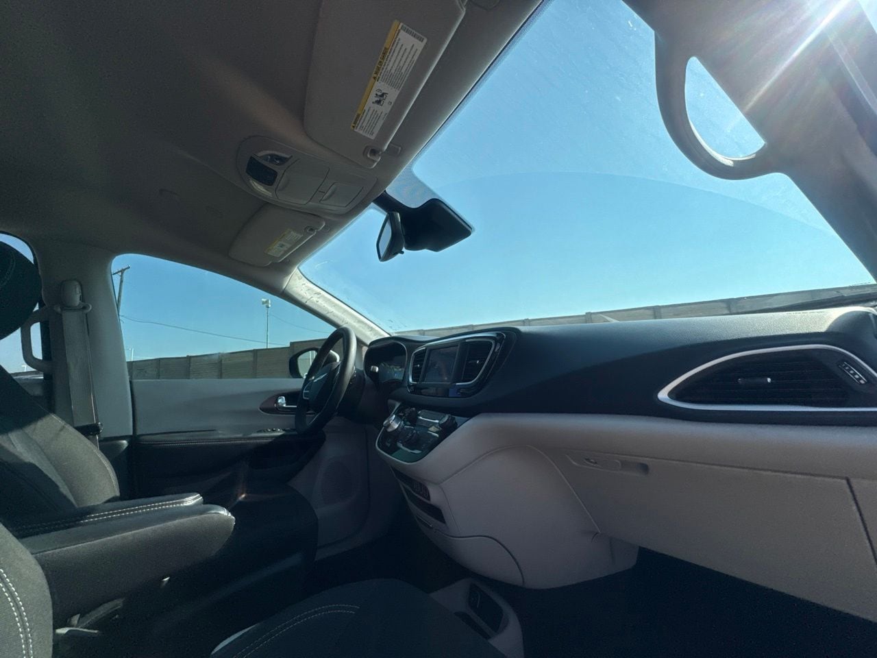 2023 Chrysler Voyager LX - Photo 27