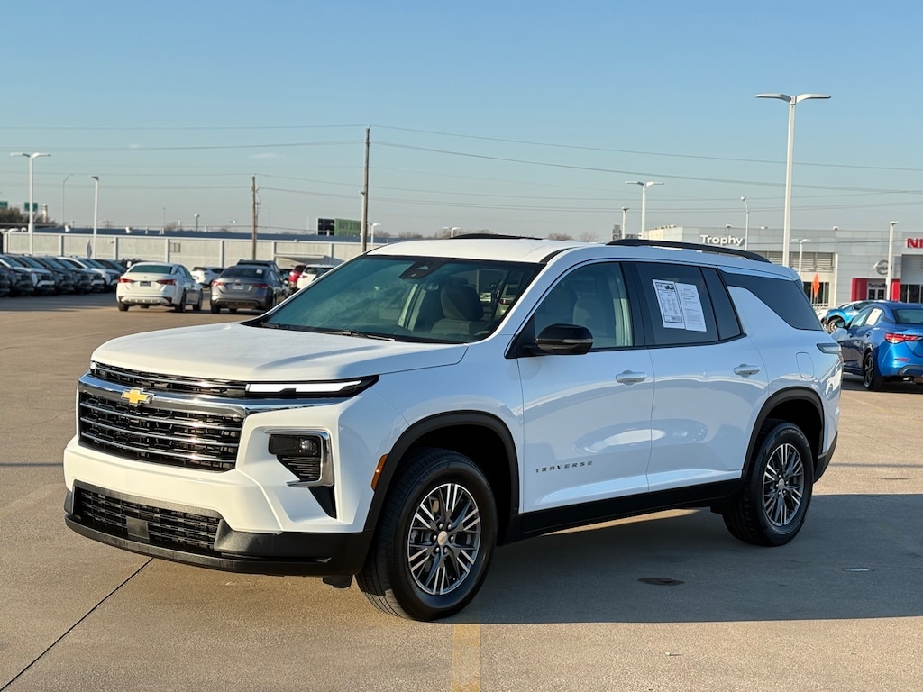 Used 2025 Chevrolet Traverse LT SUV