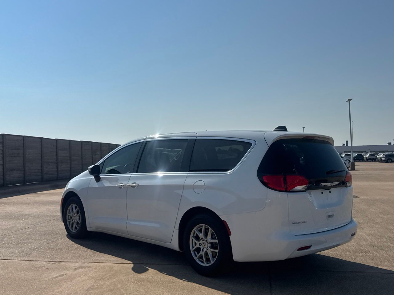 2023 Chrysler Voyager LX - Photo 16
