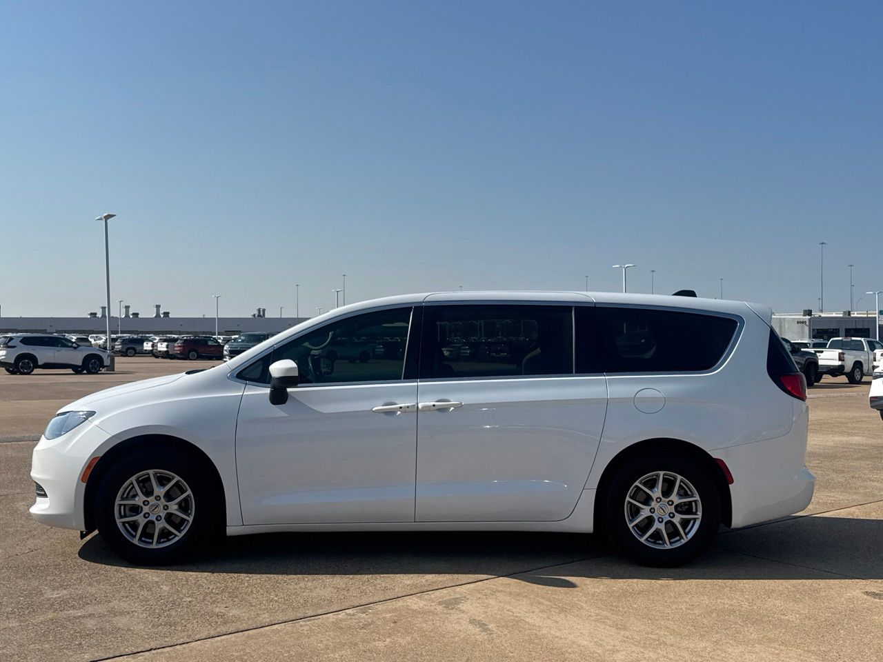 2023 Chrysler Voyager LX - Photo 13
