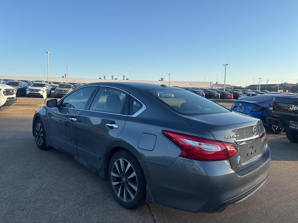 Used 2017 Nissan Altima 2.5 SV Sedan