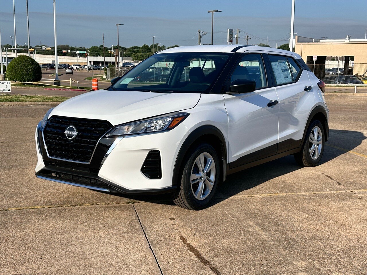 2025 Nissan Kicks Play S photo 2