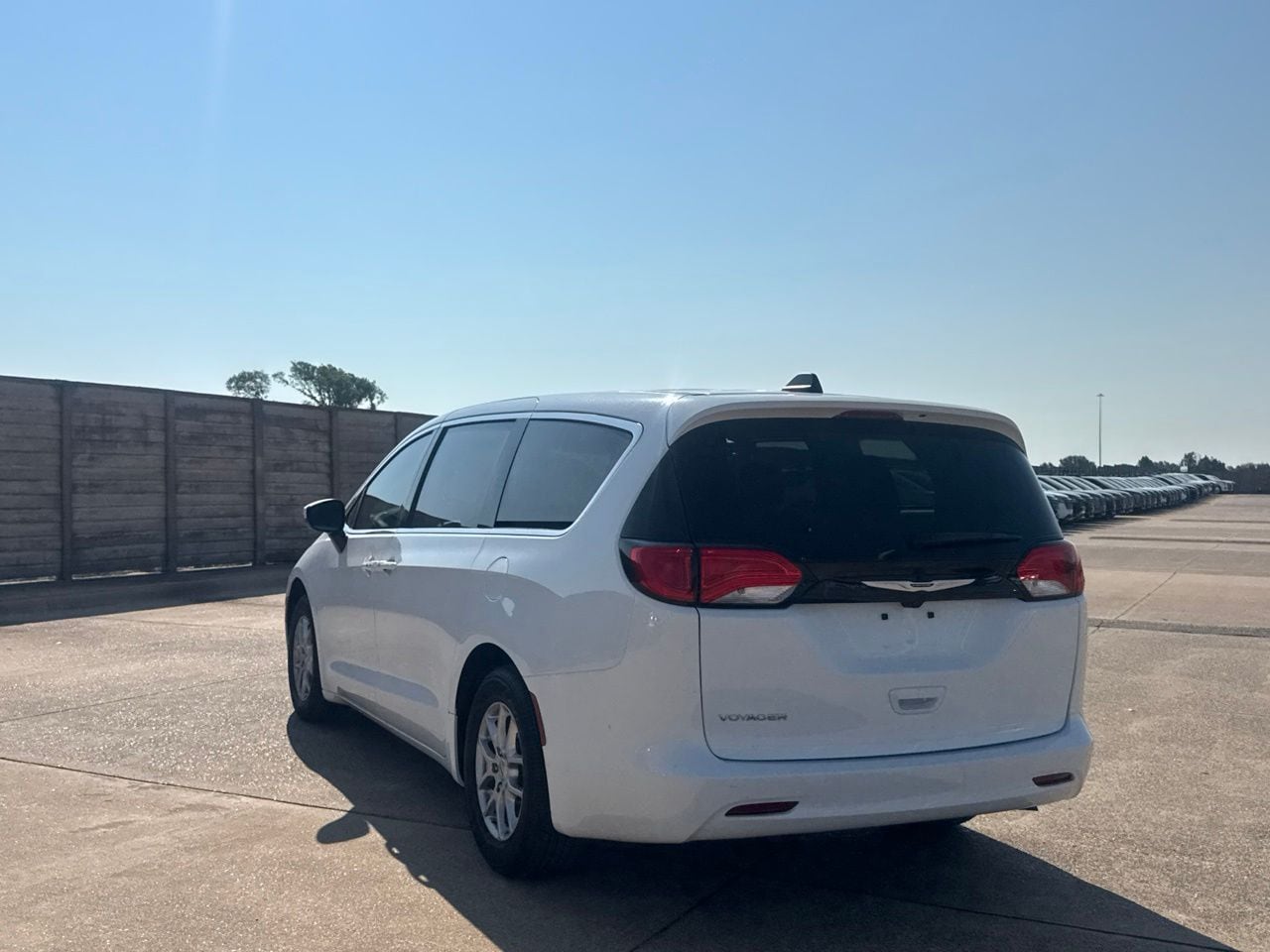 2023 Chrysler Voyager LX - Photo 18