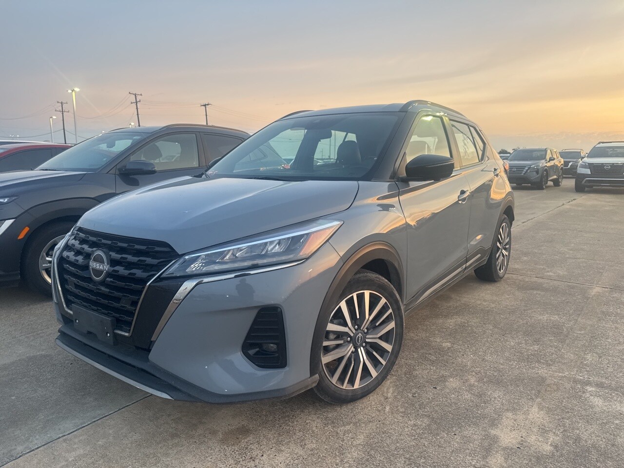 2023 Nissan Kicks SR photo 3