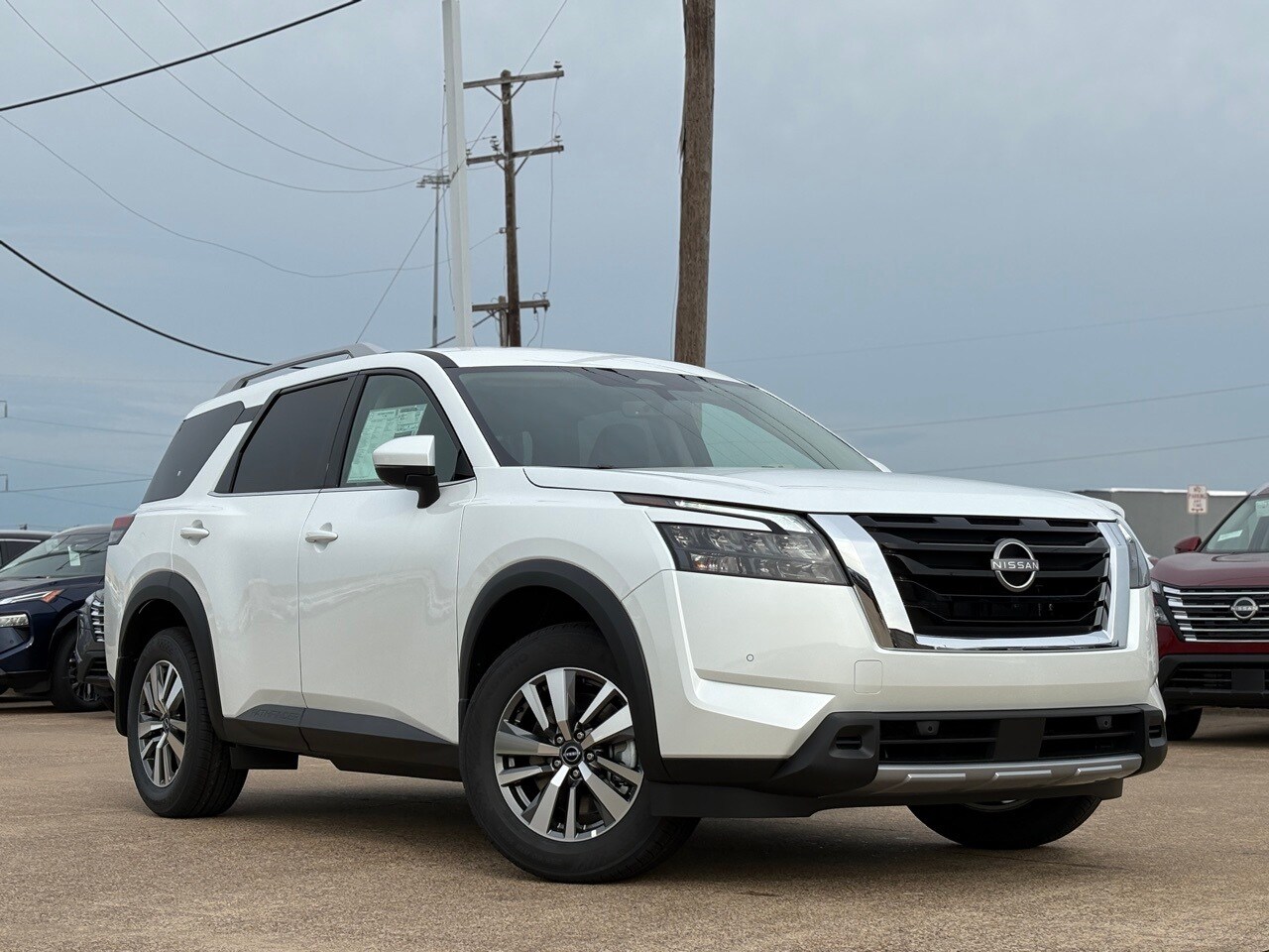 2025 Nissan Pathfinder SL photo 2