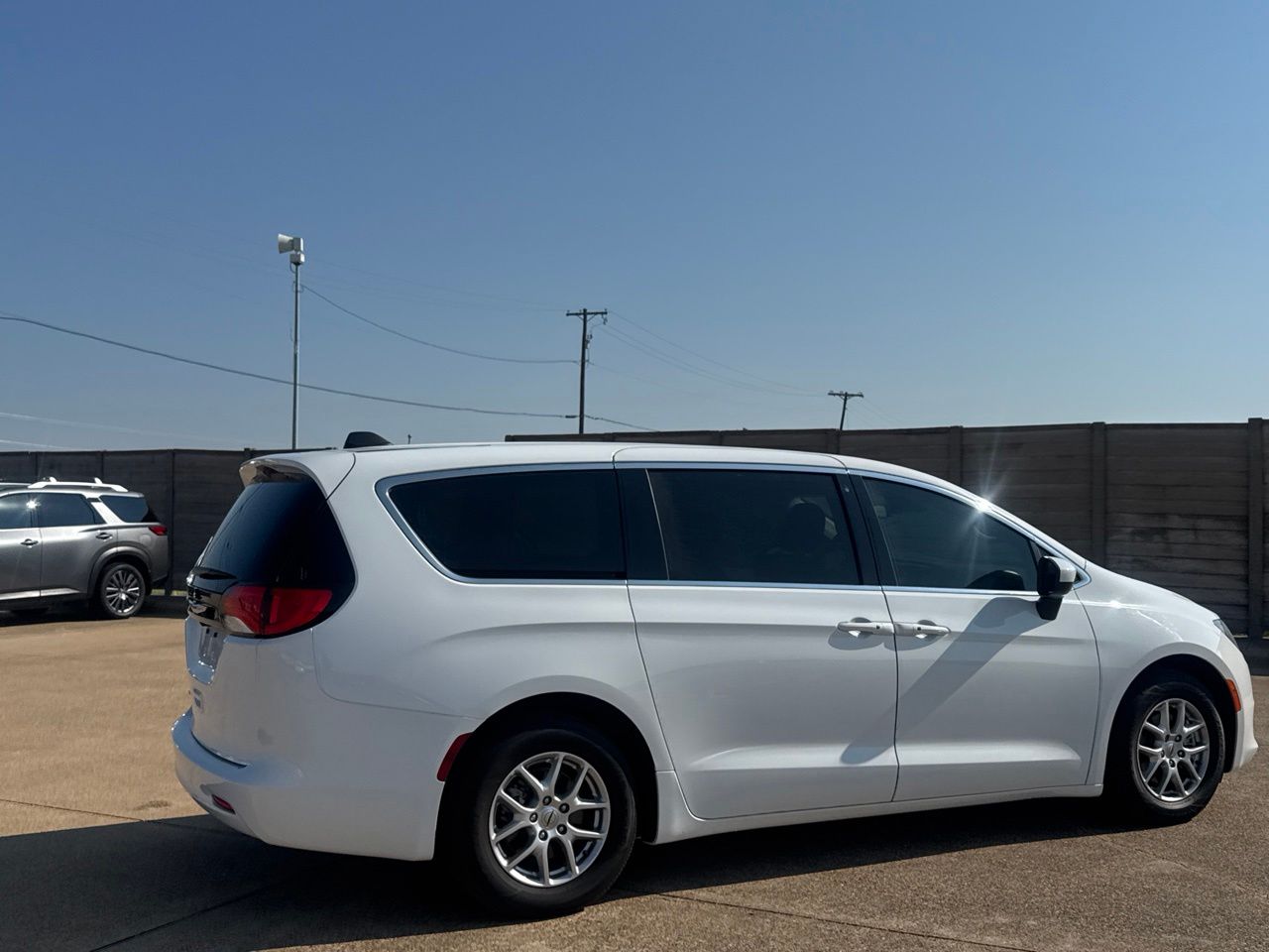 2023 Chrysler Voyager LX - Photo 23