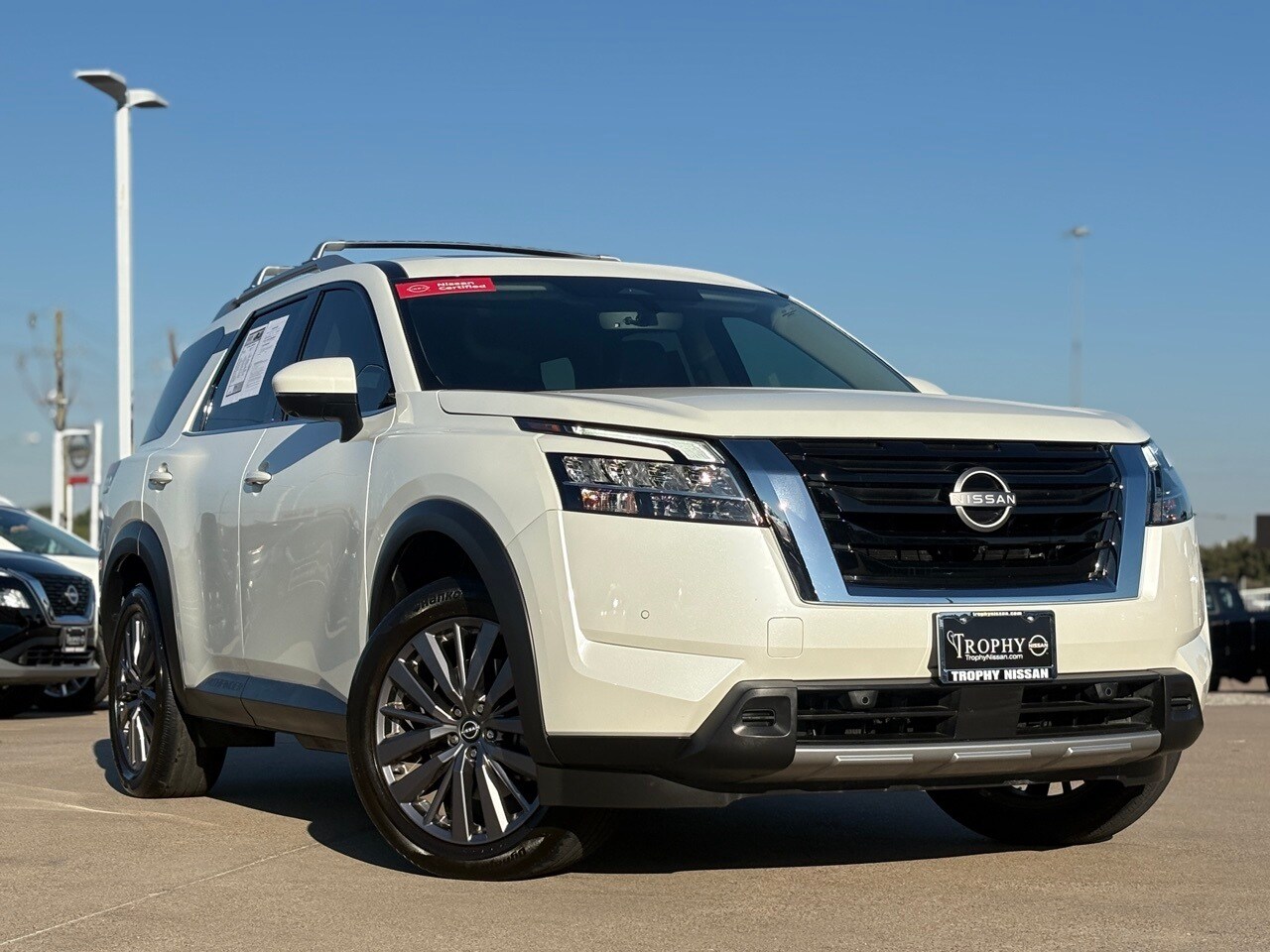 2023 Nissan Pathfinder SL photo 2