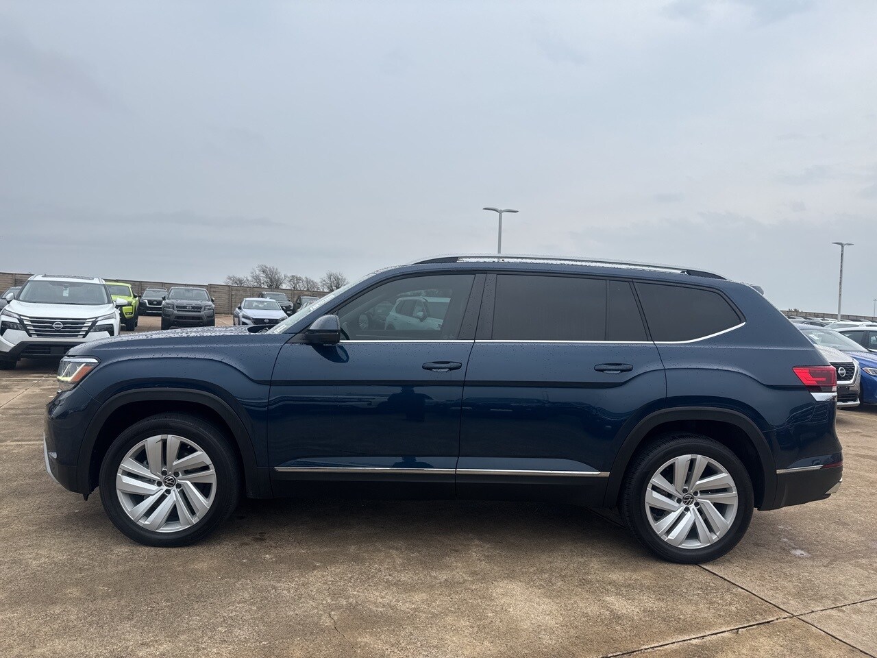 2021 Volkswagen Atlas SEL photo 3