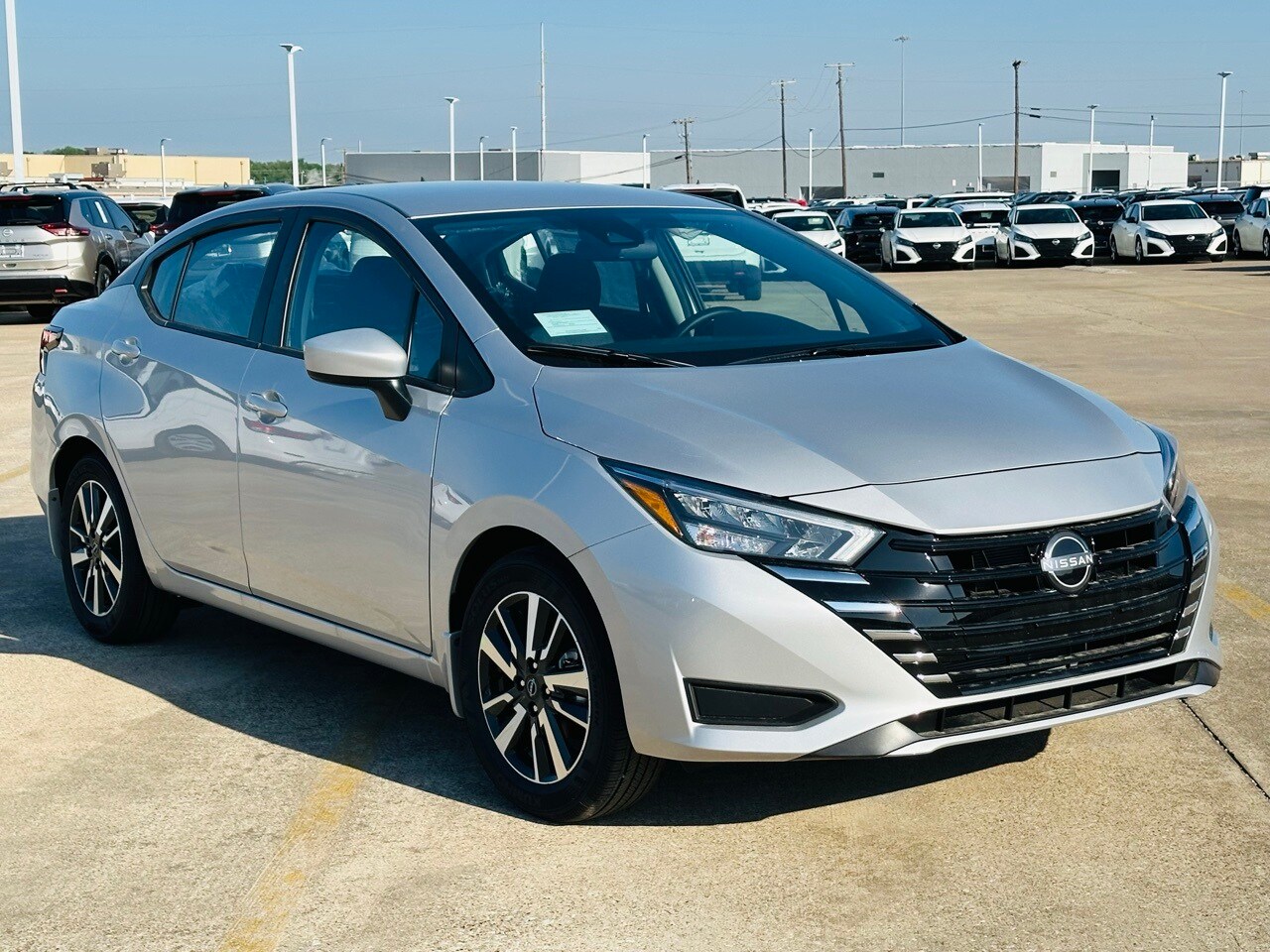 2025 Nissan Versa 1.6 SV photo 3