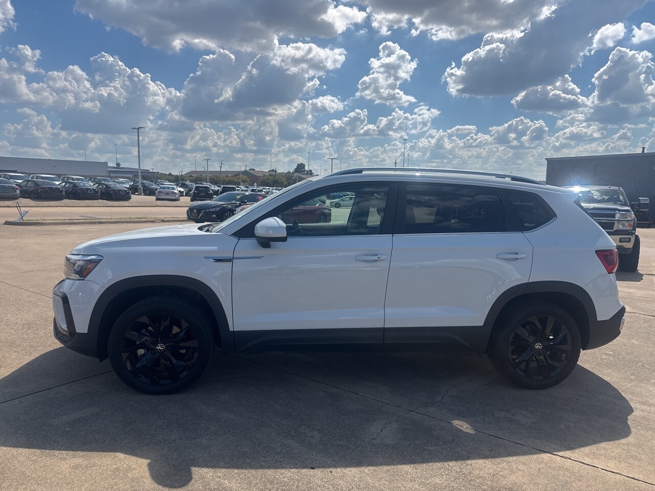 2024 Volkswagen Taos SE photo 3