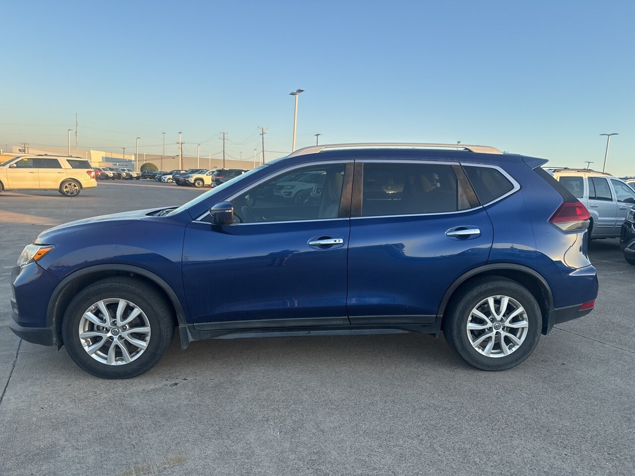 2019 Nissan Rogue SV photo 4