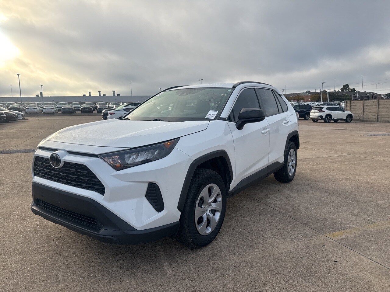 2021 Toyota RAV4 LE photo 3