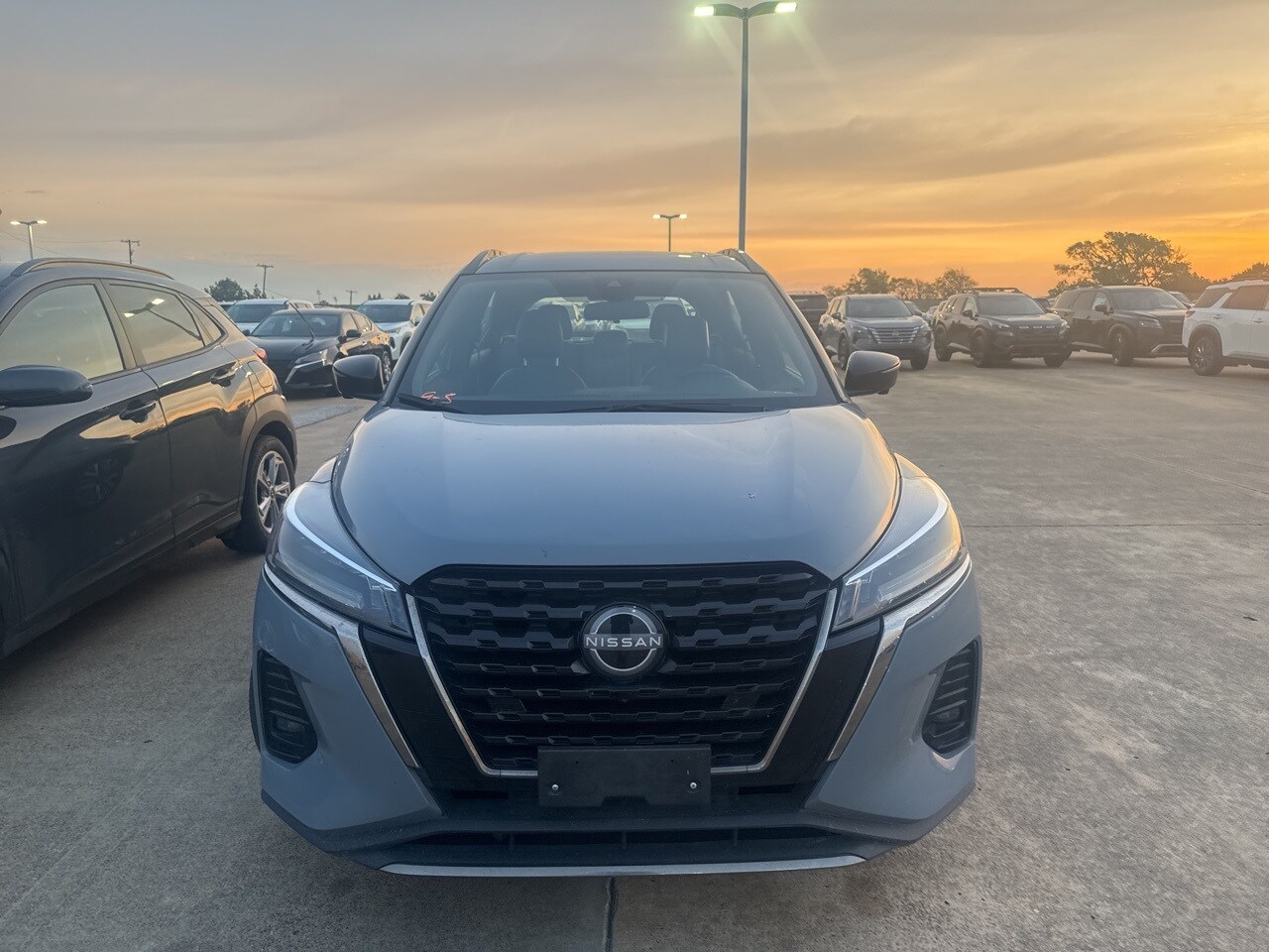 2023 Nissan Kicks SR photo 2