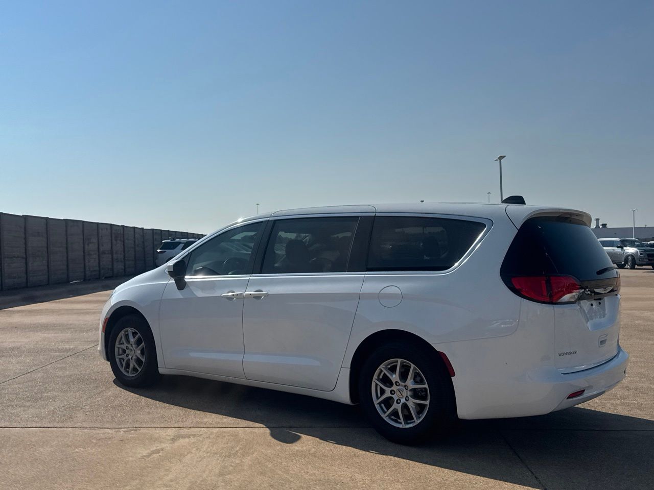 2023 Chrysler Voyager LX - Photo 15