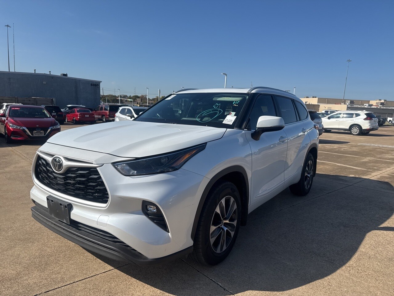 2023 Toyota Highlander XLE photo 2