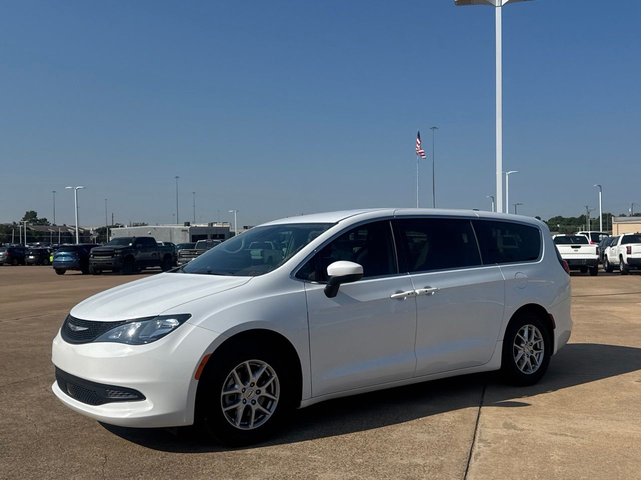 2023 Chrysler Voyager LX - Photo 10