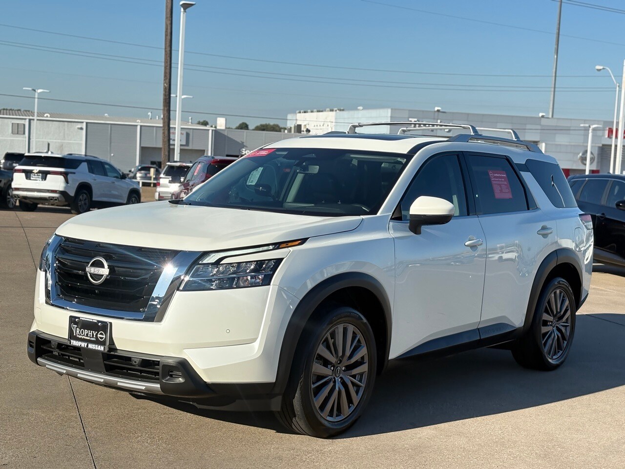 2023 Nissan Pathfinder SL photo 3