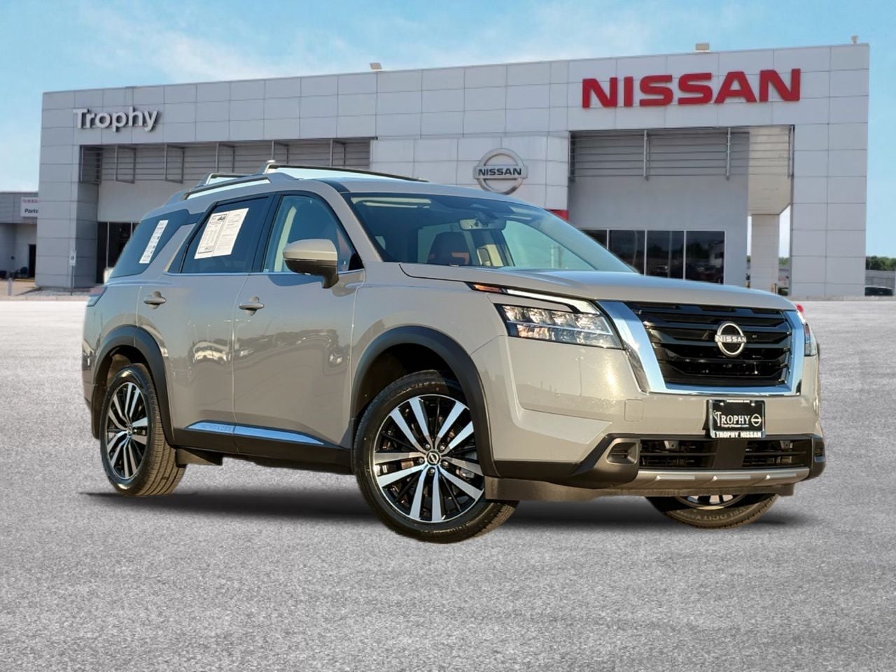 2024 Nissan Pathfinder Platinum 2WD's photo