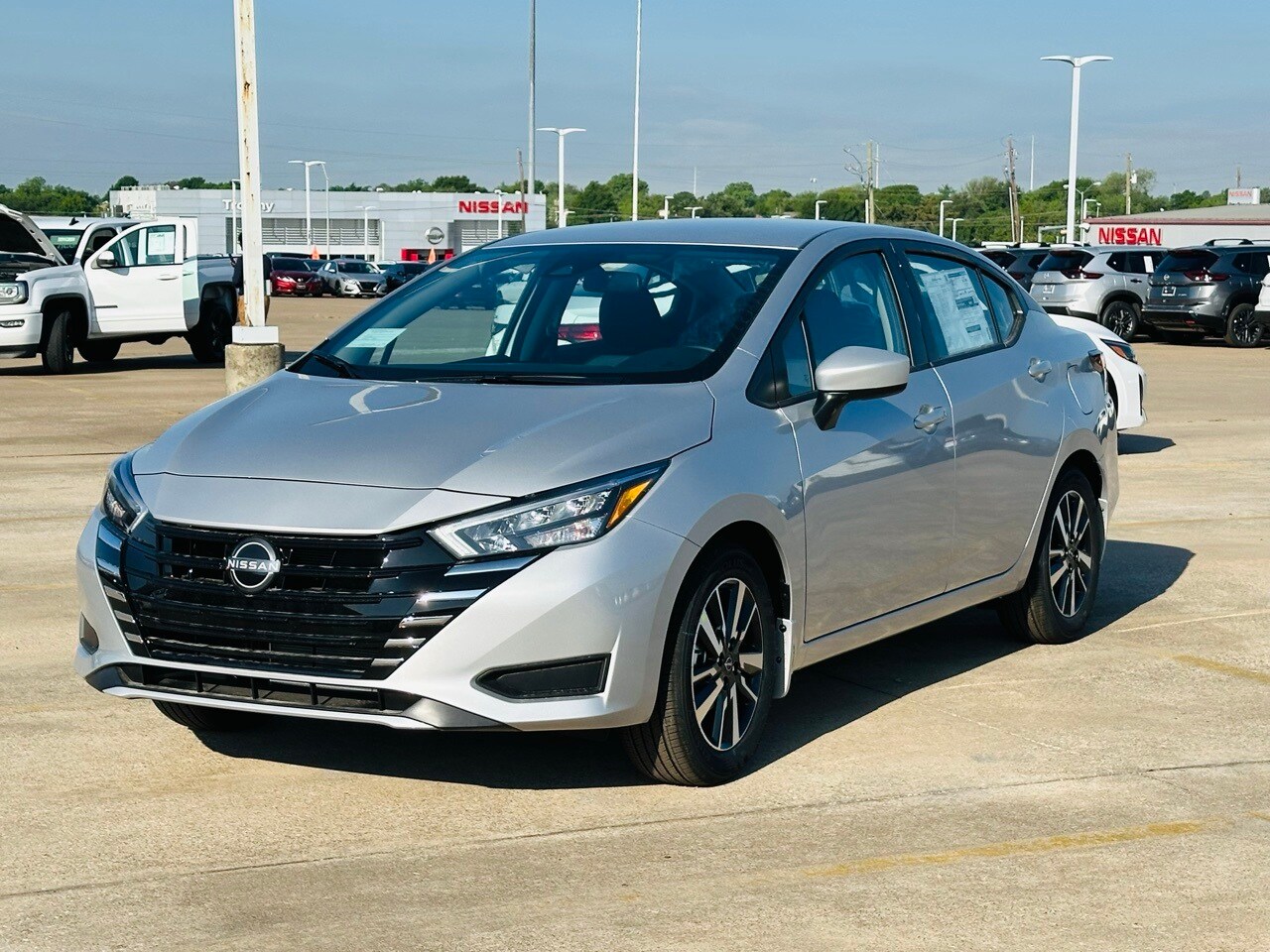 2025 Nissan Versa 1.6 SV photo 2