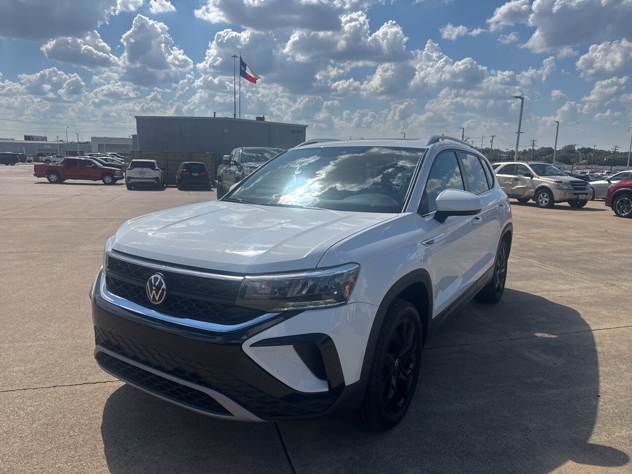 2024 Volkswagen Taos SE photo 2