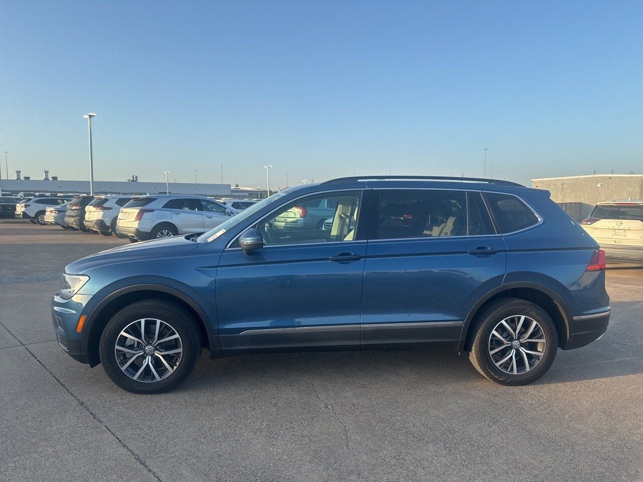 2020 Volkswagen Tiguan SEL photo 4