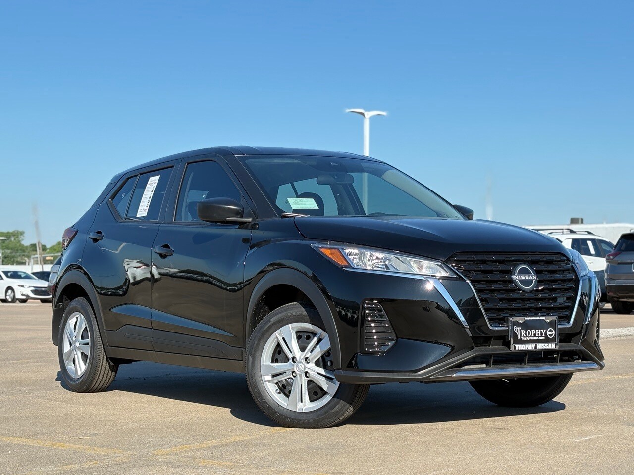 2025 Nissan Kicks S photo 2