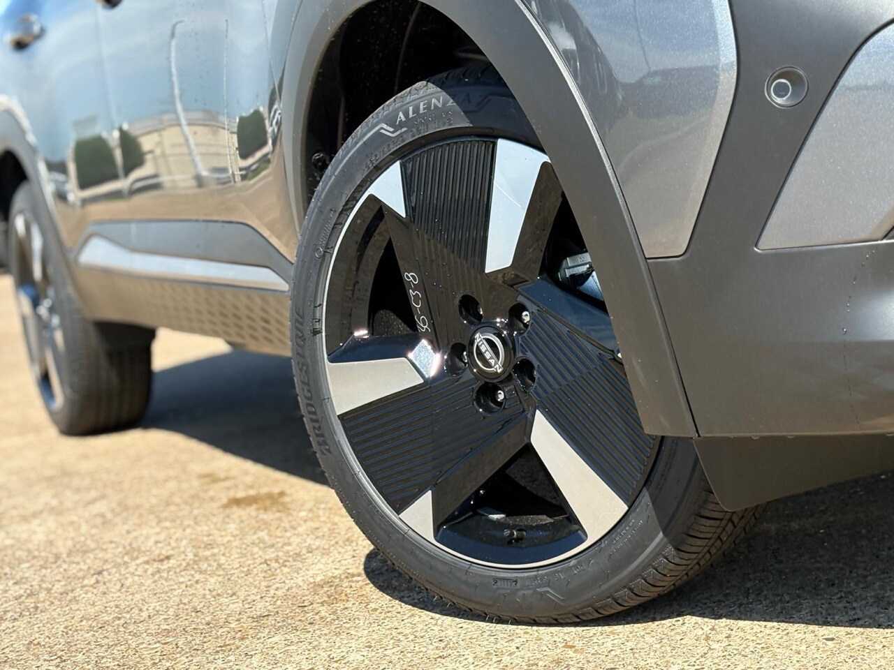 2026 Nissan Kicks SR photo 3
